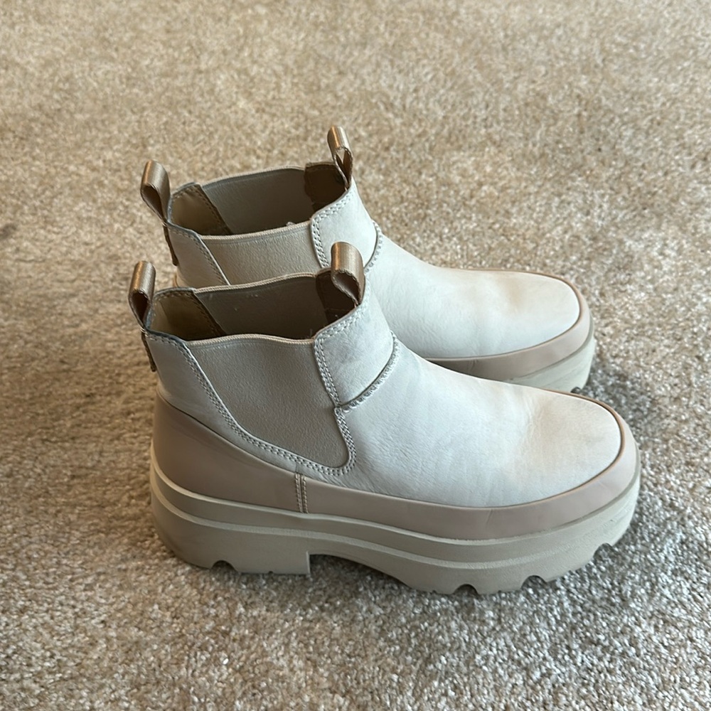 Ugg Women's Brisbane Chelsea Size 10
